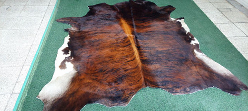 فروش جدیدترین و زیباترین انواع پوست و فرش گاوی