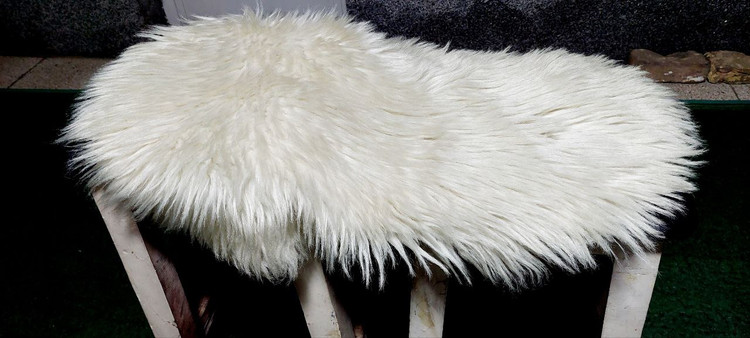 پوست گوسفند برای نشستن